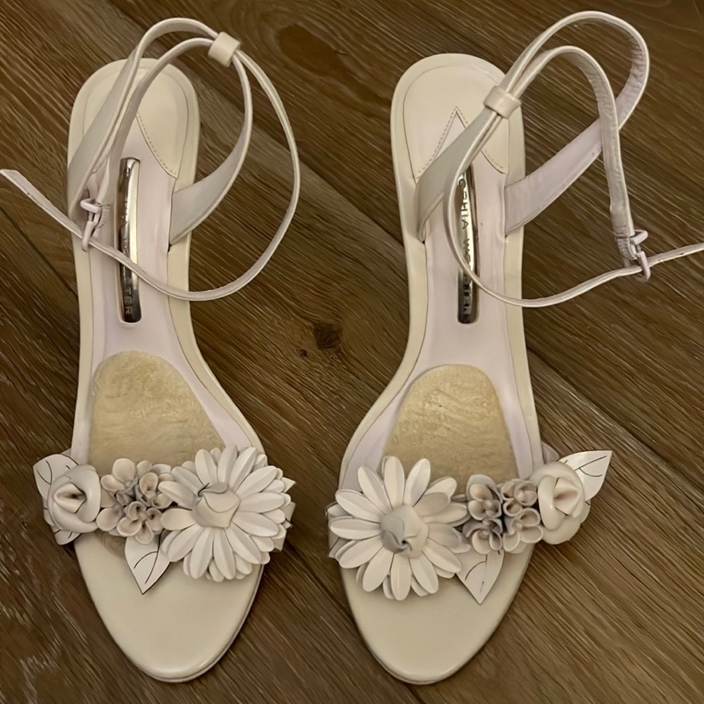 Sophia Webster pink strap sandal with flower detail!